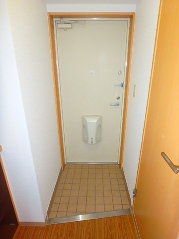 玄関　※写真は他号室のものです