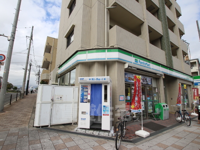 コンビニ　ファミリーマート　西三国四丁目（コンビニ）まで96m