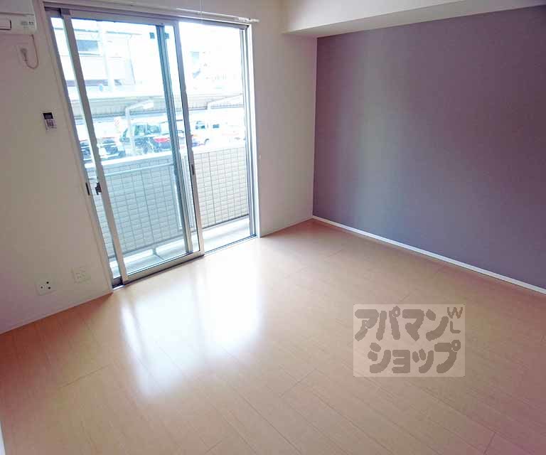 居室・リビング　東向きの洋室です。