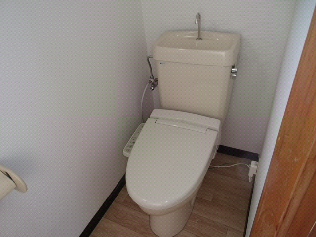 トイレ　写真、間取図面などが現況と異なる場合は現況優先となります。