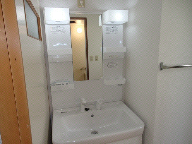 洗面設備　写真、間取図面などが現況と異なる場合は現況優先となります。