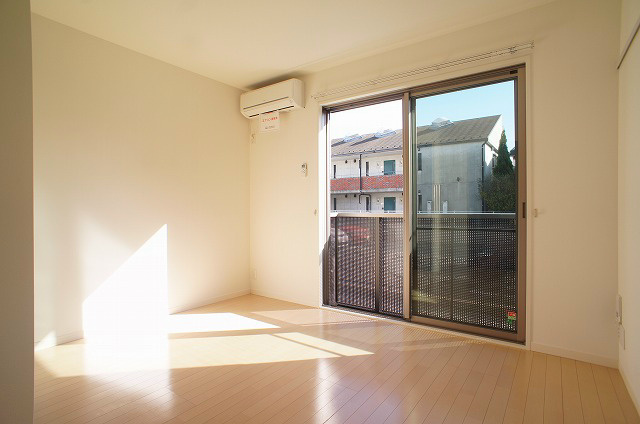 居室・リビング　洋室には大きな収納がございます♪