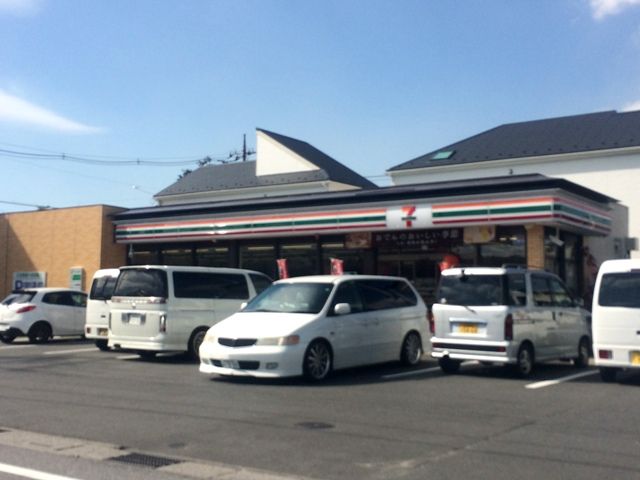 コンビニ　セブンイレブン草加新里下町店（コンビニ）まで492m