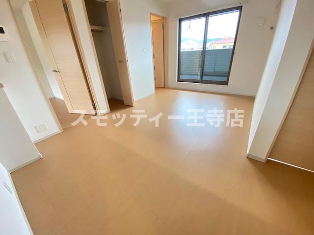 居室・リビング　こちらのリビングで趣味の時間をお楽しみください