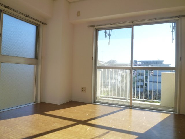 その他部屋・スペース　２面採光で陽当り良好の洋室６帖(１)は一間分の押入付きです♪