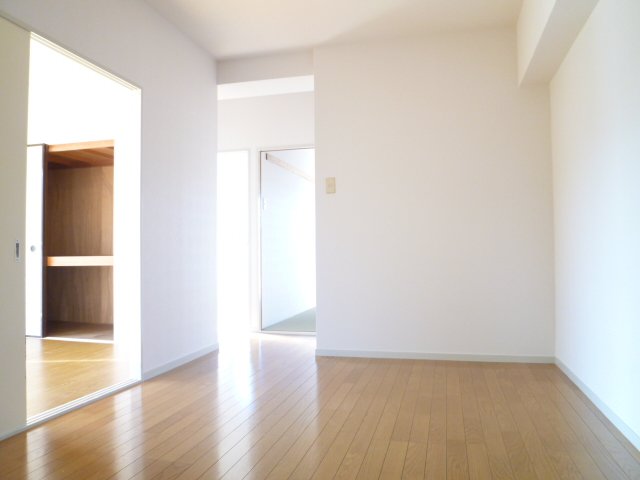 居室・リビング　ダイニングは広々としていて、ダイニングテーブルも置けます♪