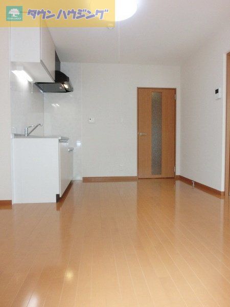 居室・リビング　エアコン、照明完備のリビング