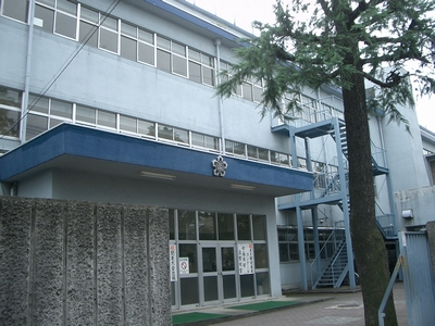 中学校　立川市立第三中学校（中学校）まで468m