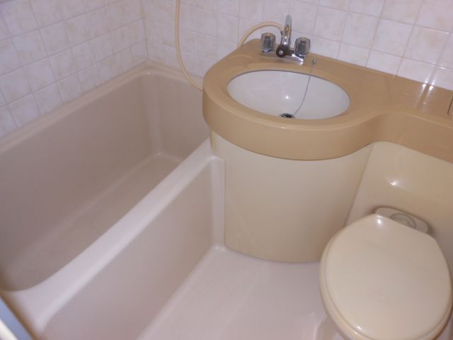 バス・シャワールーム　お掃除のしやすい洗面台付き三点ユニットバス。