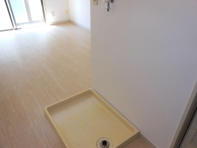 その他設備　防水パン付き室内洗濯機置場完備。