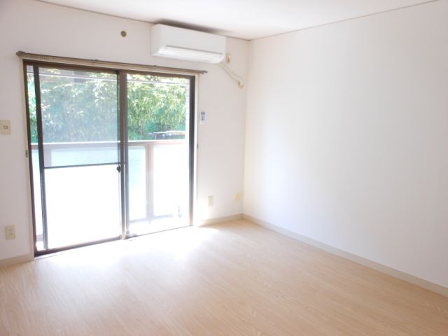 居室・リビング　南向きで日当たり良好。