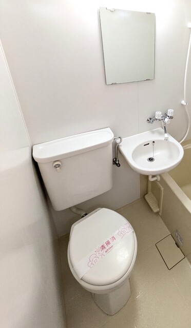トイレ　バストイレ同室です　洗面ボウル付いています