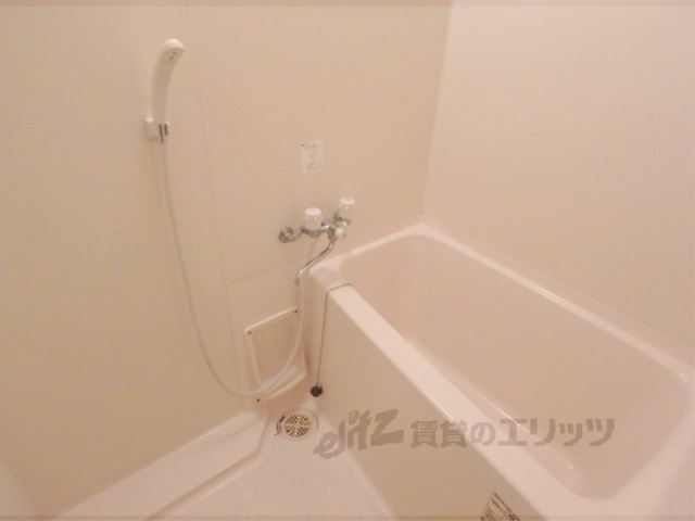 バス・シャワールーム　広々とした浴室です。