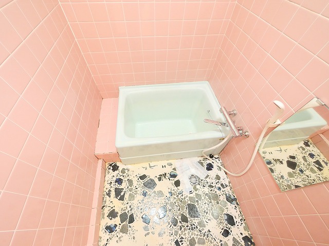 バス・シャワールーム　コンパクトで使いやすいお風呂です