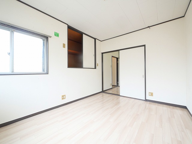 その他部屋・スペース　開放的な寝室です