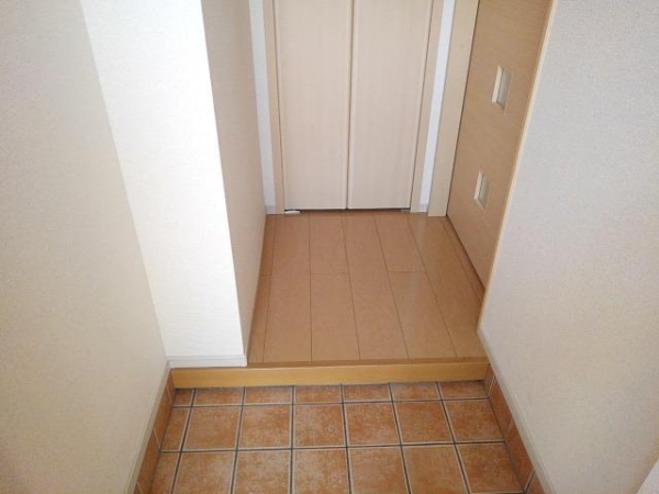 玄関　玄関を入るとホールがあります
