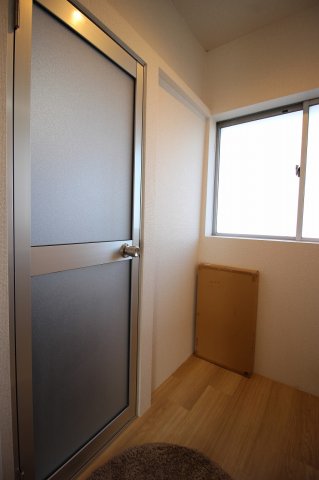 洗面設備　明るい洗面所です