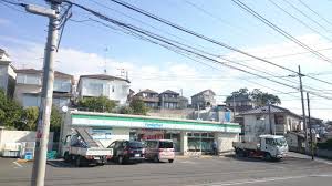 コンビニ　ファミリーマート大岡三丁目店（コンビニ）まで521m