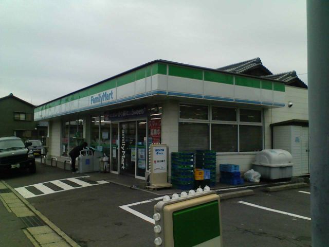 コンビニ　ファミリーマート（コンビニ）まで920m