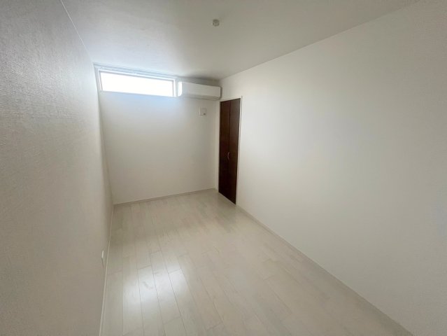 居室・リビング　白を基調とした内装でおしゃれで、落ち着ける空間です。