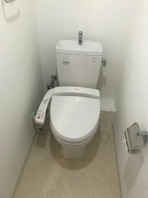 トイレ　落ち着いた色調のトイレです