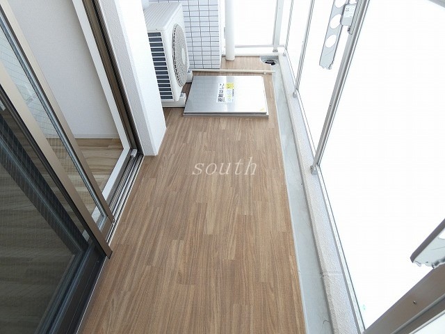 バルコニー　お部屋により室内カラーが異なります