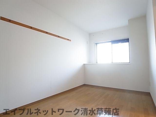 その他部屋・スペース　落ち着いた色調の寝室です