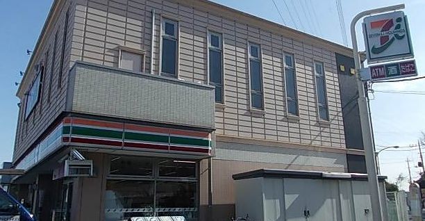 コンビニ　セブンイレブン（コンビニ）まで748m