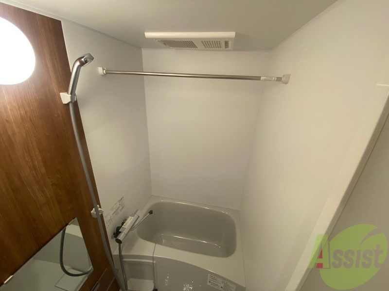 バス・シャワールーム　嬉しいバスとトイレ別で浴室乾燥機があります。