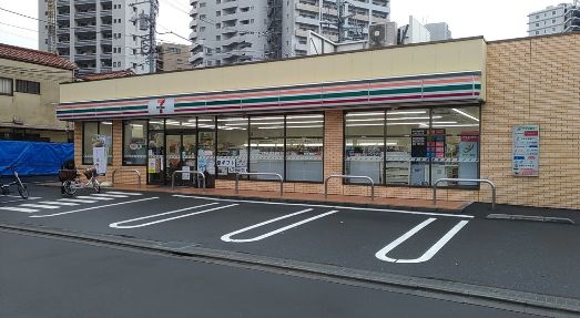 コンビニ　セブンイレブン荒川１丁目店（コンビニ）まで88m