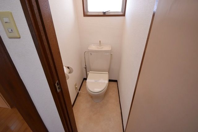 トイレ　★トイレにも明かり取りがあります★