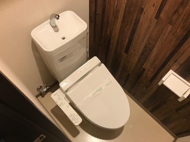 トイレ　温水洗浄便座付きのトイレです♪