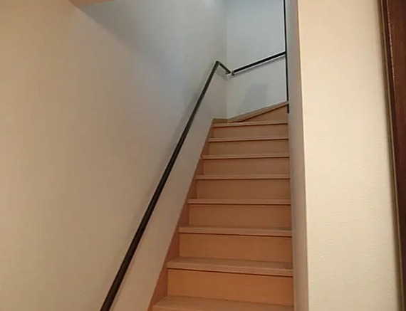 玄関　別部屋の画像を使用しております。