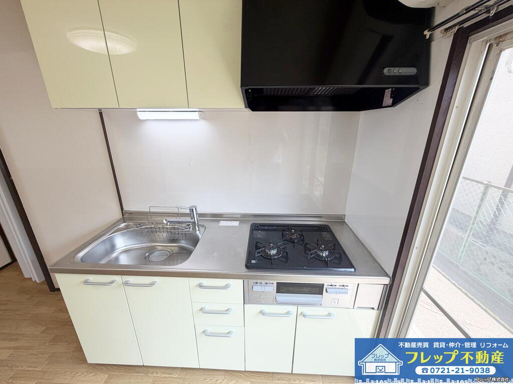 キッチン　3口コンロ、グリル付きのキッチン