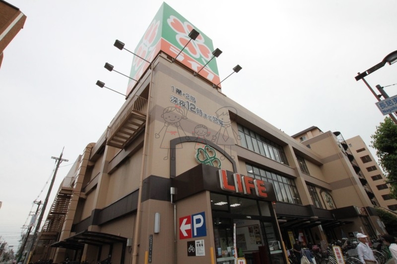 スーパー　ライフ長居店（スーパー）まで182m
