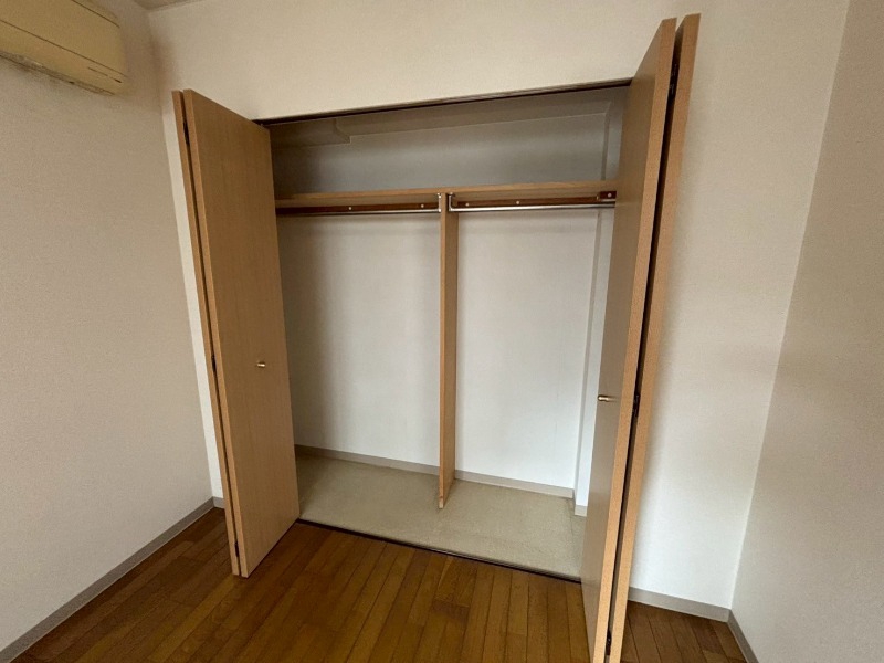 収納　こちらの収納にはハンガーをかけて服もしまえますね。