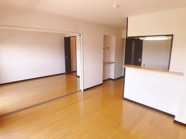 その他部屋・スペース　南向きで明るいリビングルーム