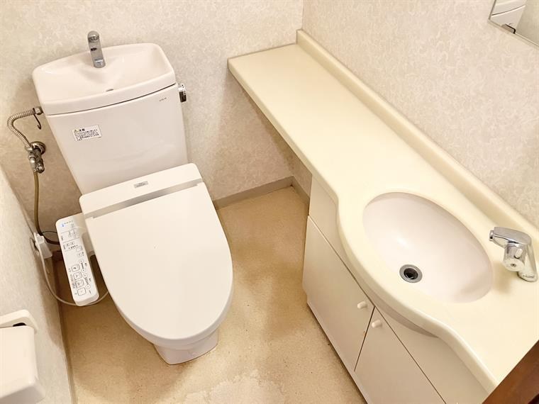 東急大井町線 上野毛駅 徒歩8分 3階建 築26年のトイレ写真