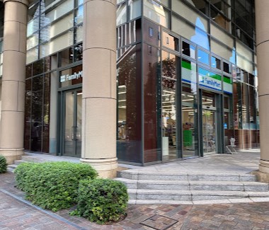 コンビニ　ファミリーマート汐留イタリア街店（コンビニ）まで133m
