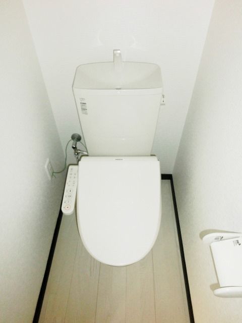 トイレ　嬉しいウォシュレット付きです