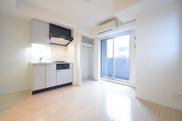 居室・リビング　★大きな窓の、明るいお部屋です★
