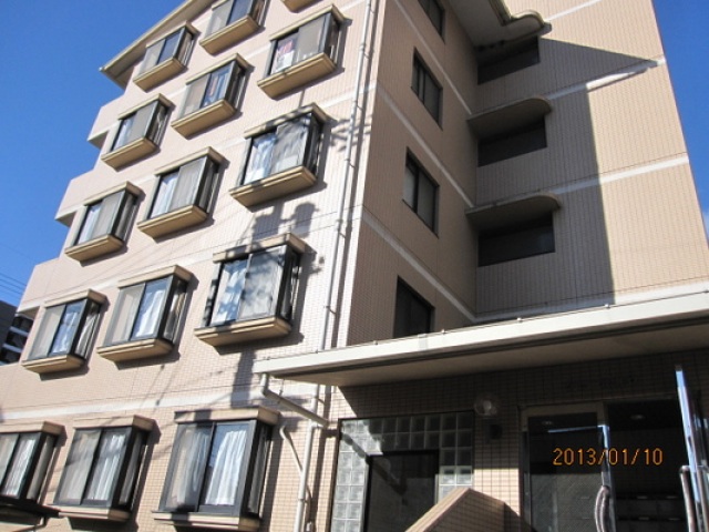 建物外観　玄関にはオートロック付き