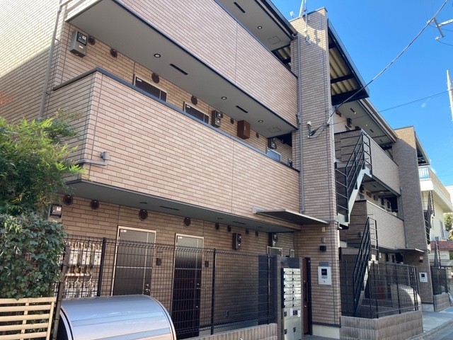 建物外観　３階建ての重厚感のある建物です