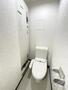 トイレ　人気アイテムの温水洗浄便座。清潔感のあるトイレです。