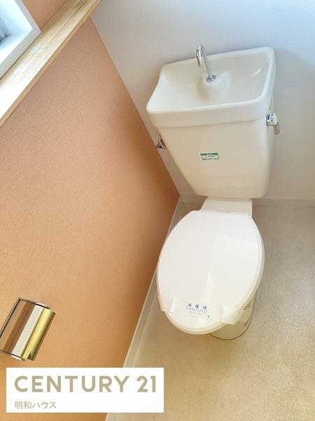 トイレ　窓により換気も良好です