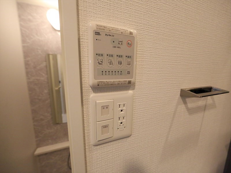 その他設備　浴室暖房乾燥機付き