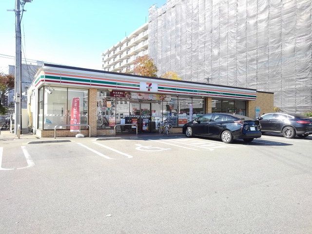 コンビニ　セブンイレブン博多吉塚4丁目店（コンビニ）まで60m