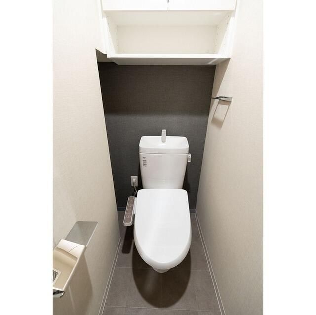 トイレ　落ち着いた色調のトイレです