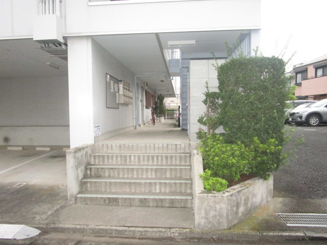 小田急江ノ島線 湘南台駅 バス乗車時間：11分 最寄りバス停で下車 徒歩5分 3階建 築34年の外観写真