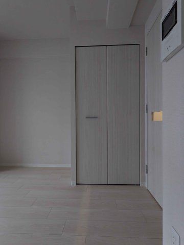 エムブイインプ新大阪の居間写真